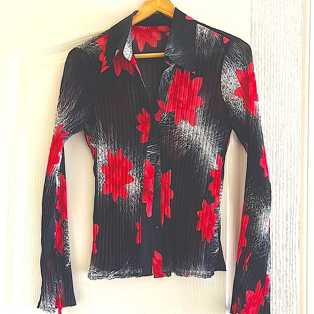 Sheer blouse, flower details. Very good condition, like new. Size: small.